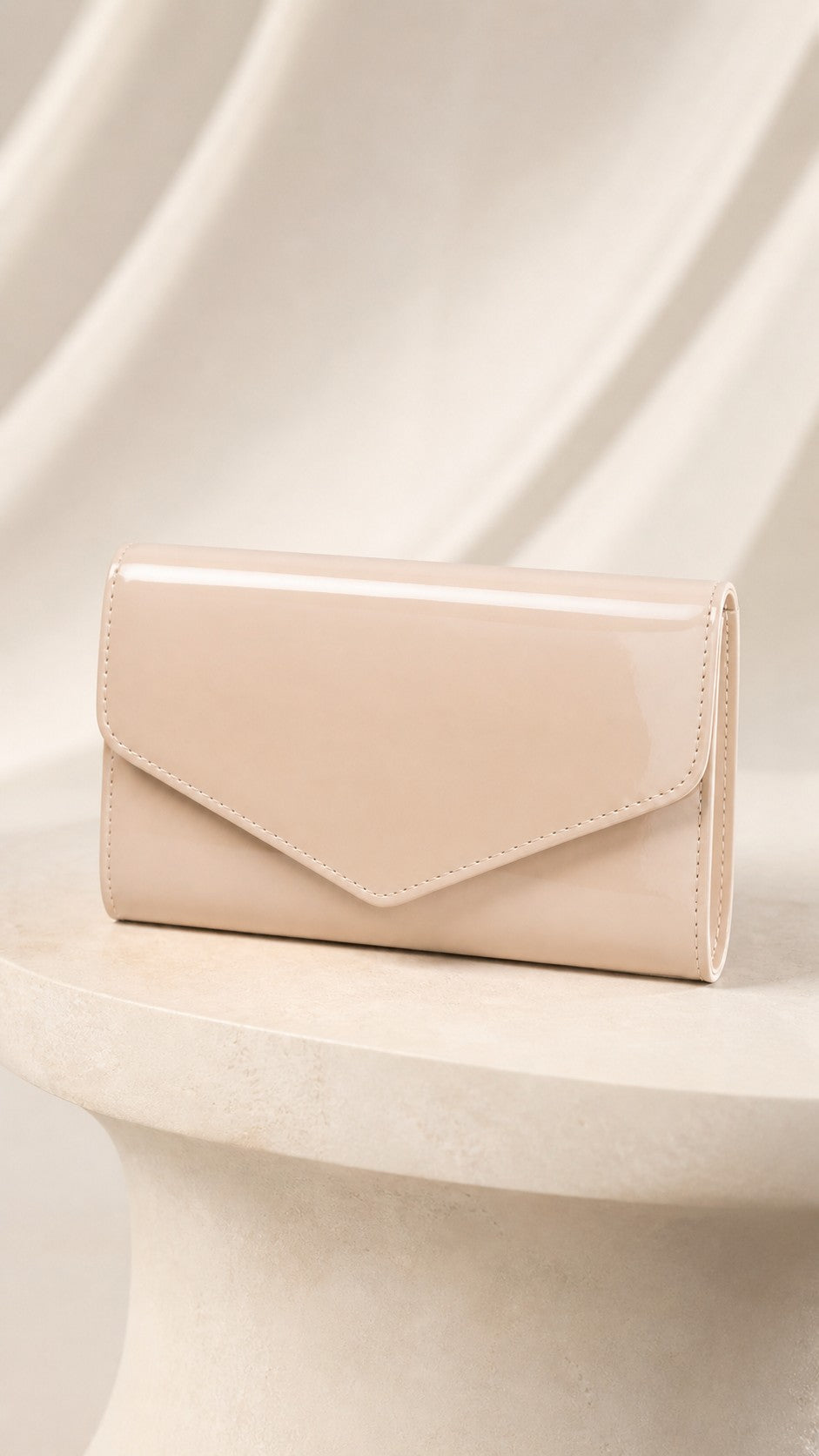 LIVIA PATENT CLUTCH
